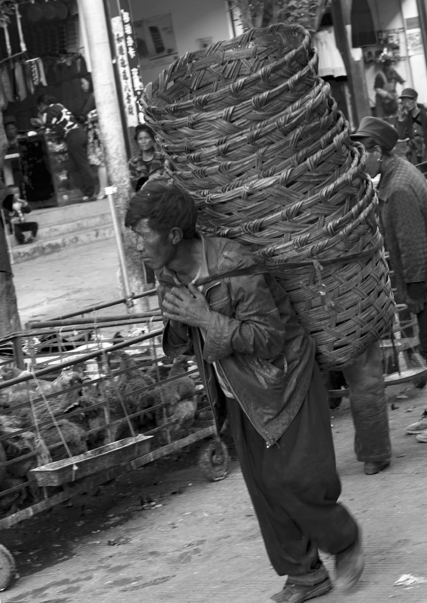 担子,  2015年拍摄于布拖县市场