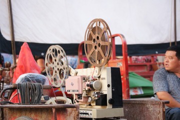 这样的放映机已经很少见了，被投影机或数字放映机代替