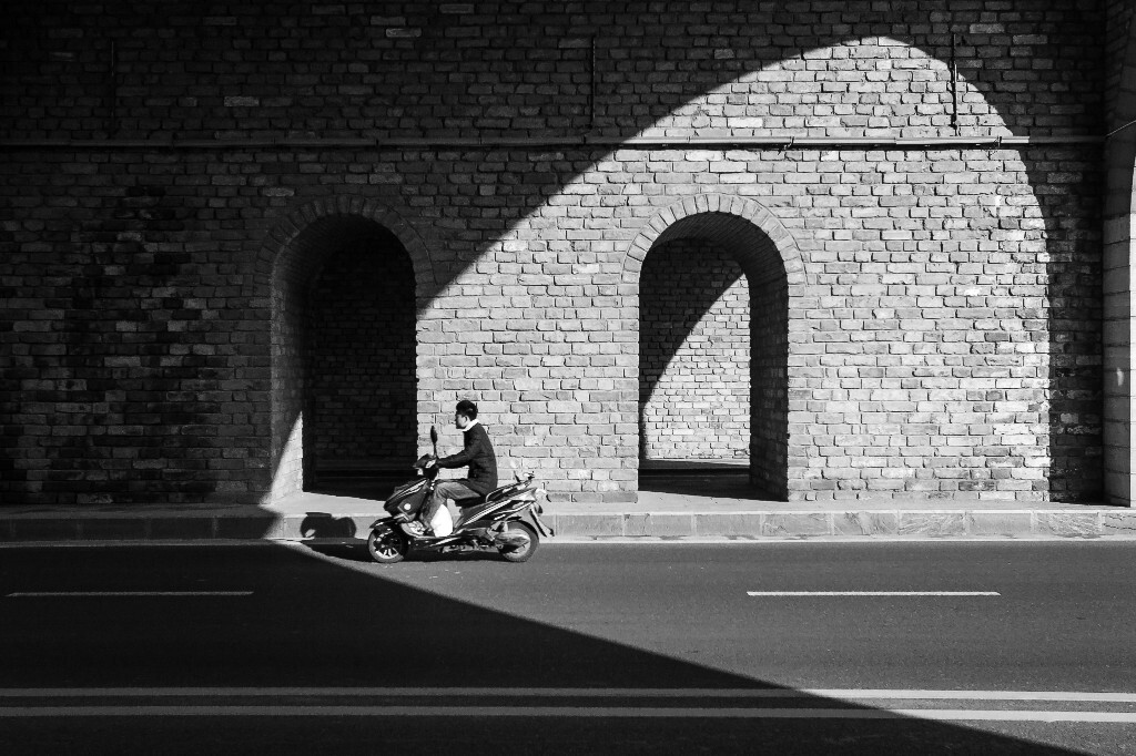2016年11月，南京仪凤门城门道路上的行人。