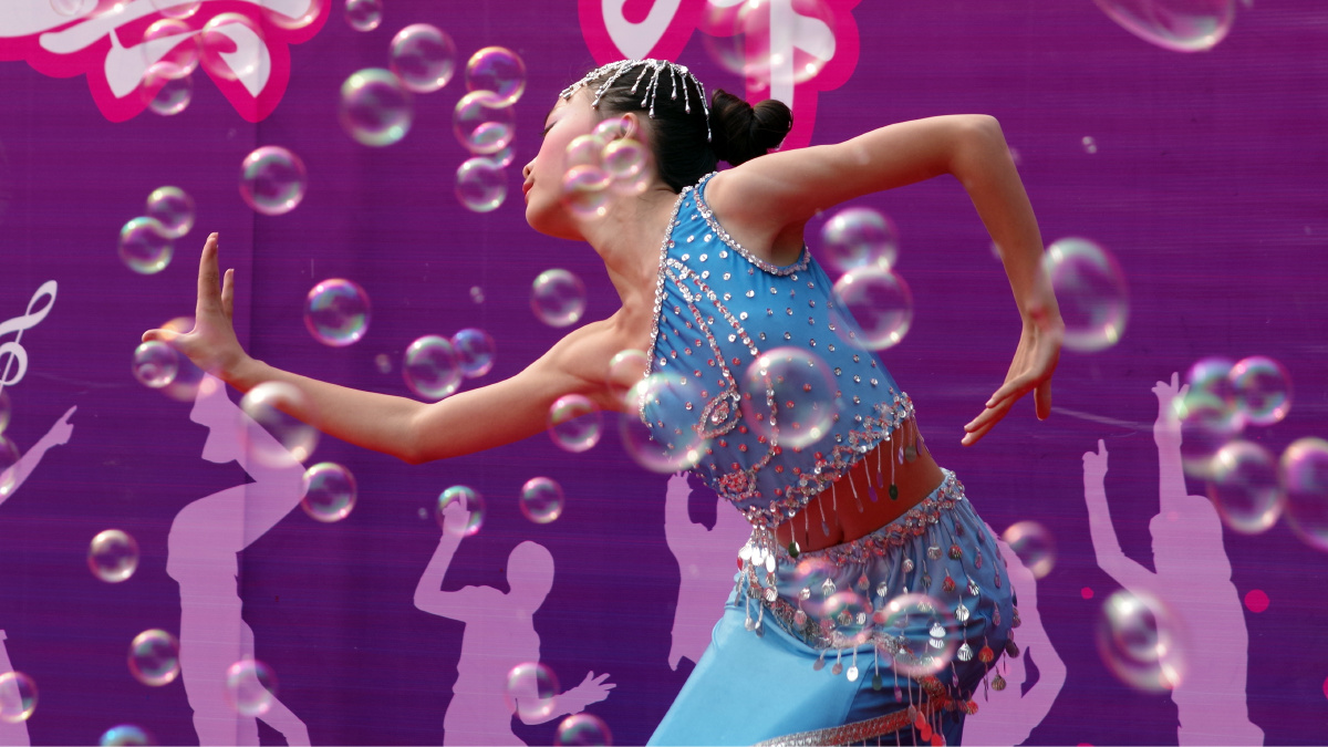 《校园文艺表演》成都市金花中学2015年5月 br /> 个人舞蹈考验着舞者