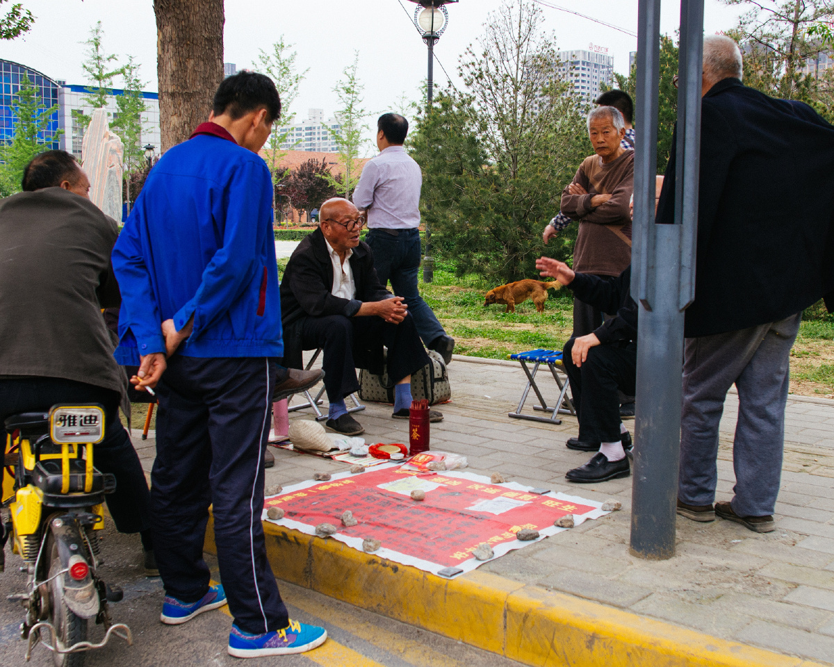算命摊,2015年4月23日拍摄于陕西省渭南市高新区东风街.