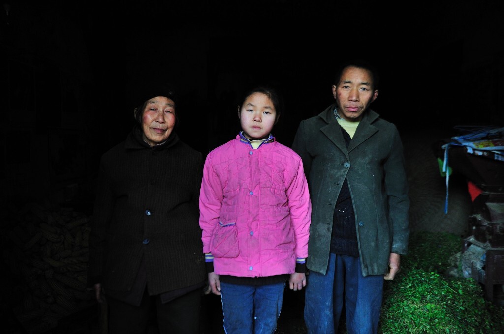 小梅,女,11岁,陕西汉中,早年母亲改嫁后意外死亡,父亲智力低下,主要靠年迈的奶奶种地、喂猪来维持一家人的生活,父亲因智力问题无法承担家庭责任,家庭经济非常差,父亲仅能做些简单的家务,全家人居住在村里以前饲养猪的房子里。