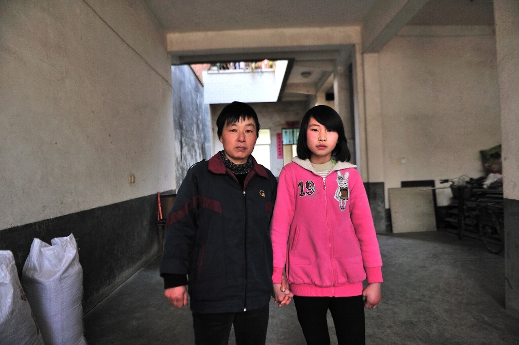 舅妈虽然对小磊有养育之恩,小磊也已经把舅妈当成了自己的母亲,但在她的内心里,舅妈依然无法替代母亲的位置,尽管这么多年母亲从未回家看望也没有打电话关心过她,但在她心里却依然思念着自己的亲生母亲。