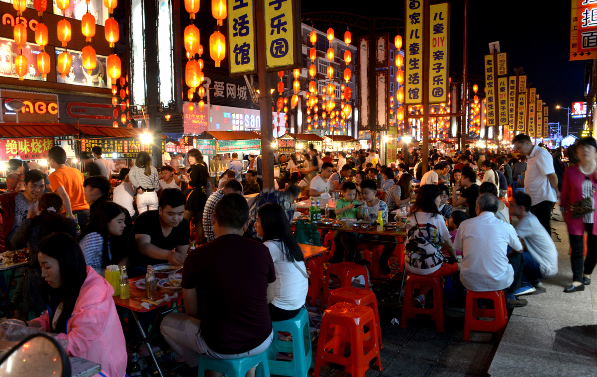 老城最著名的夜市小吃街,古香古味的街道,浓厚的民族风情,特色小吃