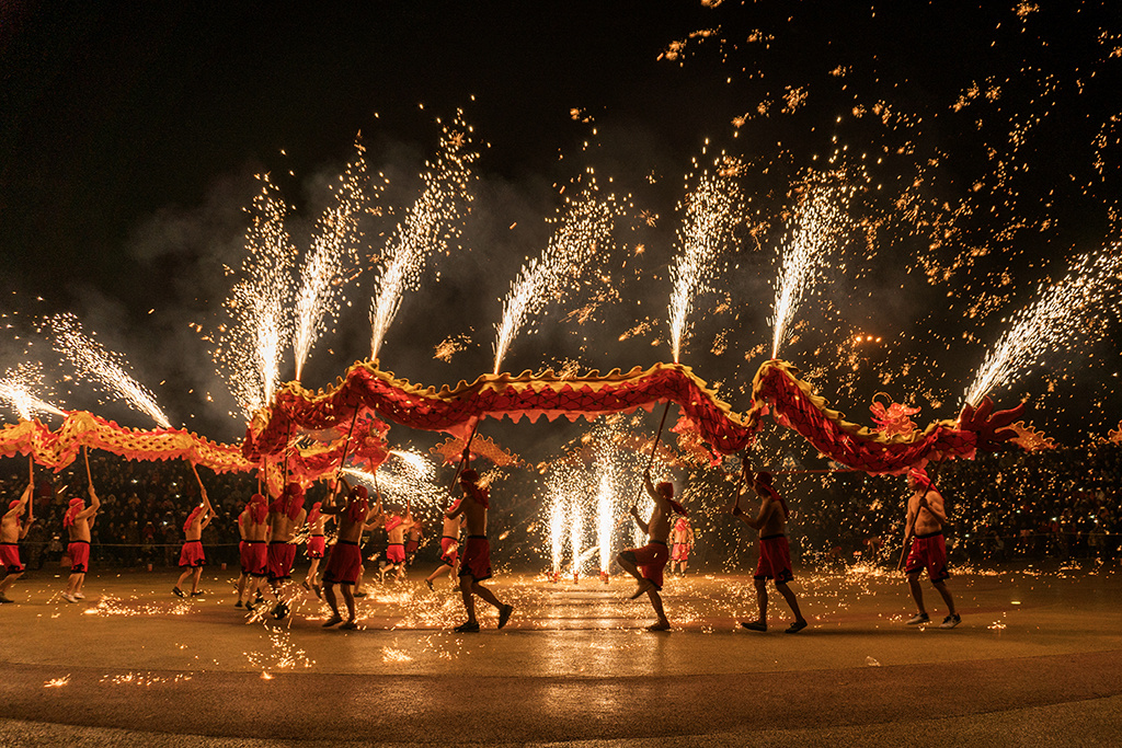 火龙飞舞迎新年