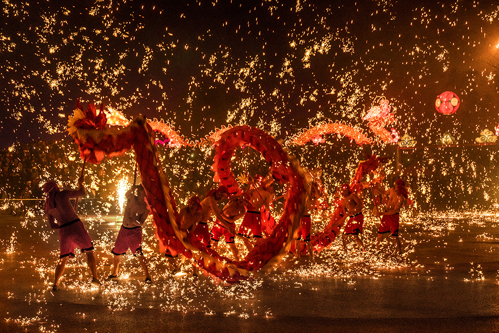 人们会用各种欢快的方式来迎接新年的到来,中国铜梁火龙更是中国乃至