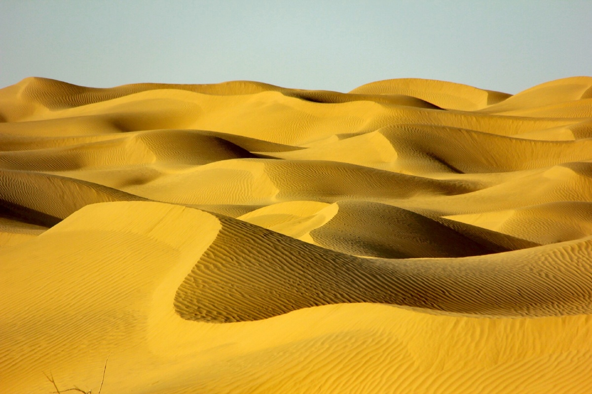 塔克拉玛干沙漠的颜色随着时间,顺光,逆光,侧逆光的变化在不停变幻.