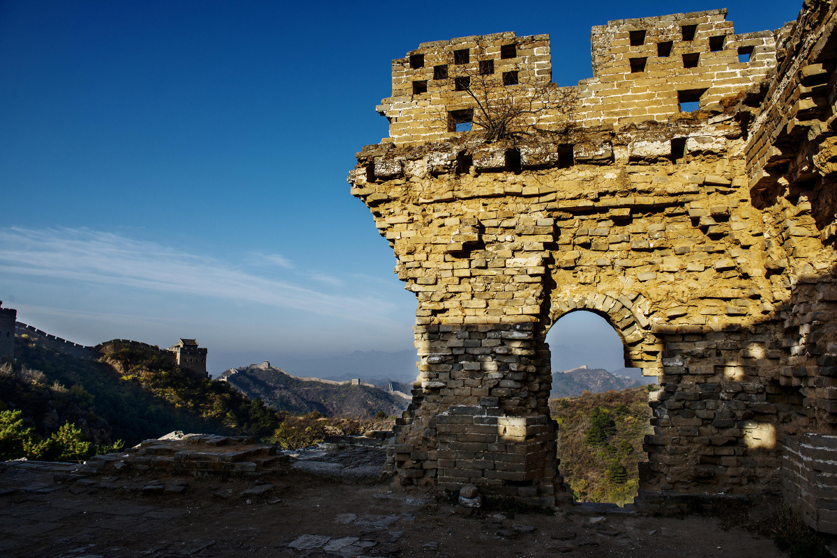 时间:2015月25日拍摄地点:金山岭长城残毁不全及受损严重的墩堡全景.
