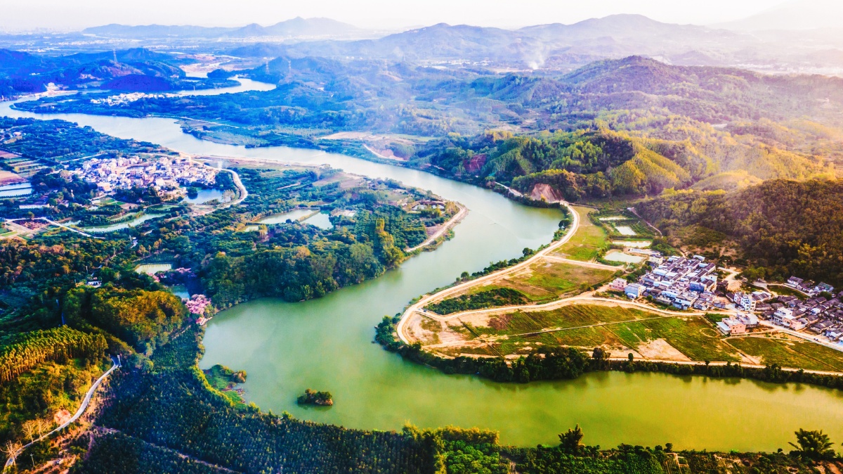 山环水绕的小村庄