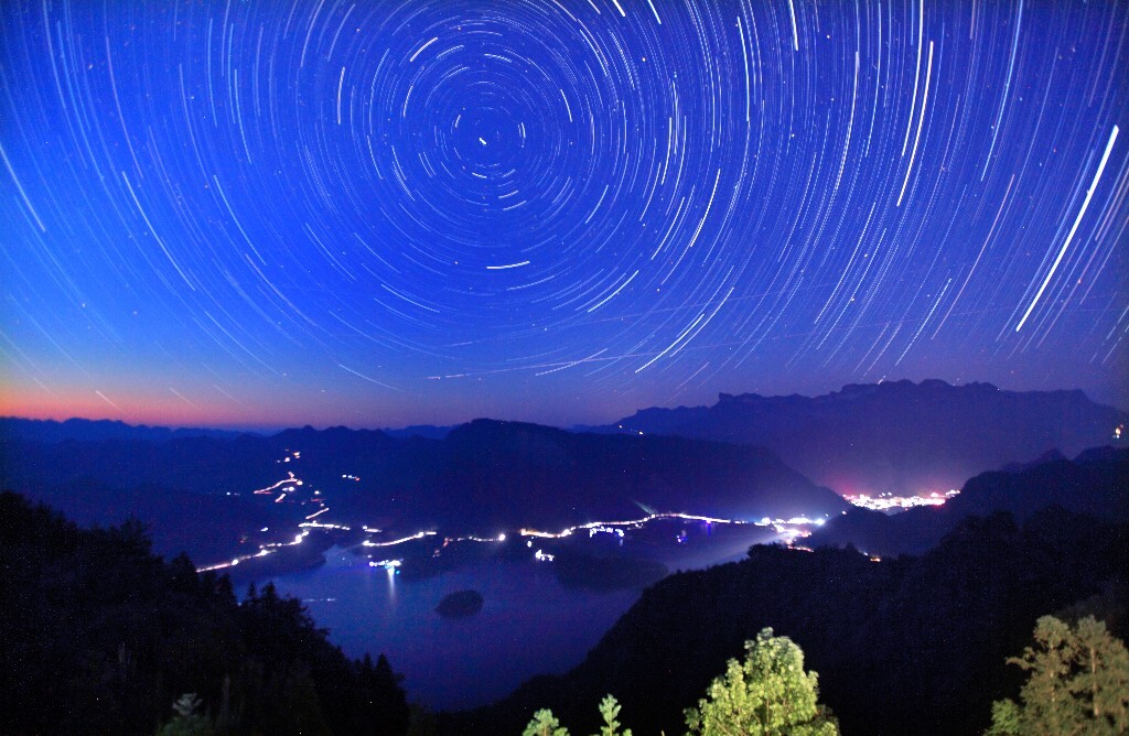 星轨在小南海上绽放。