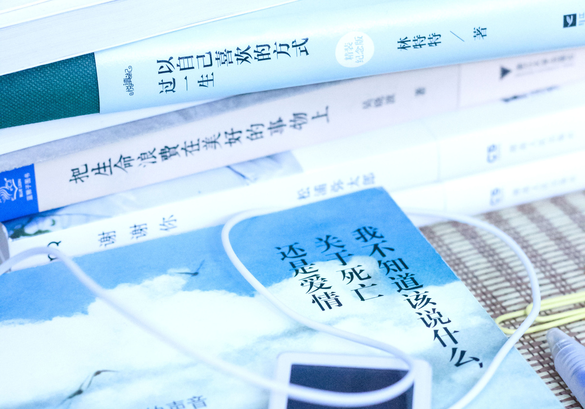 喜欢这句话 “ 你现在的气质里 藏着你走过的路 读过的书 和 爱过的人”<br />
