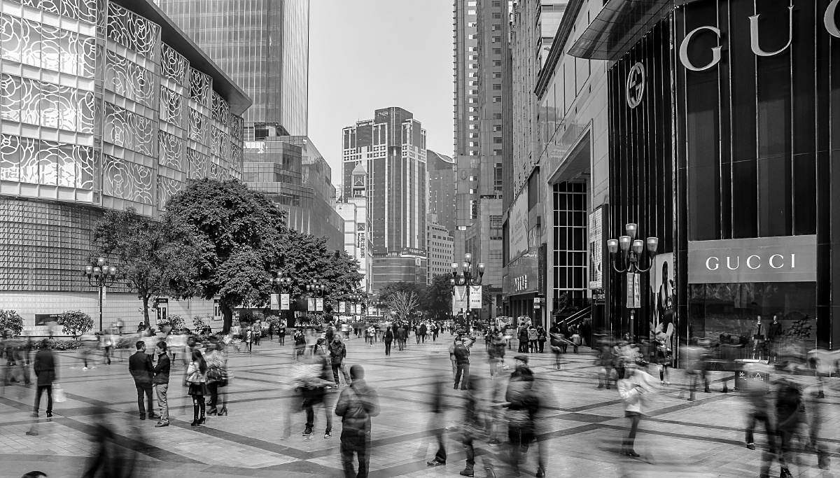 03.摄于重庆市渝中区解放碑.这是重庆的cbd,每天人流密集,川流不息.