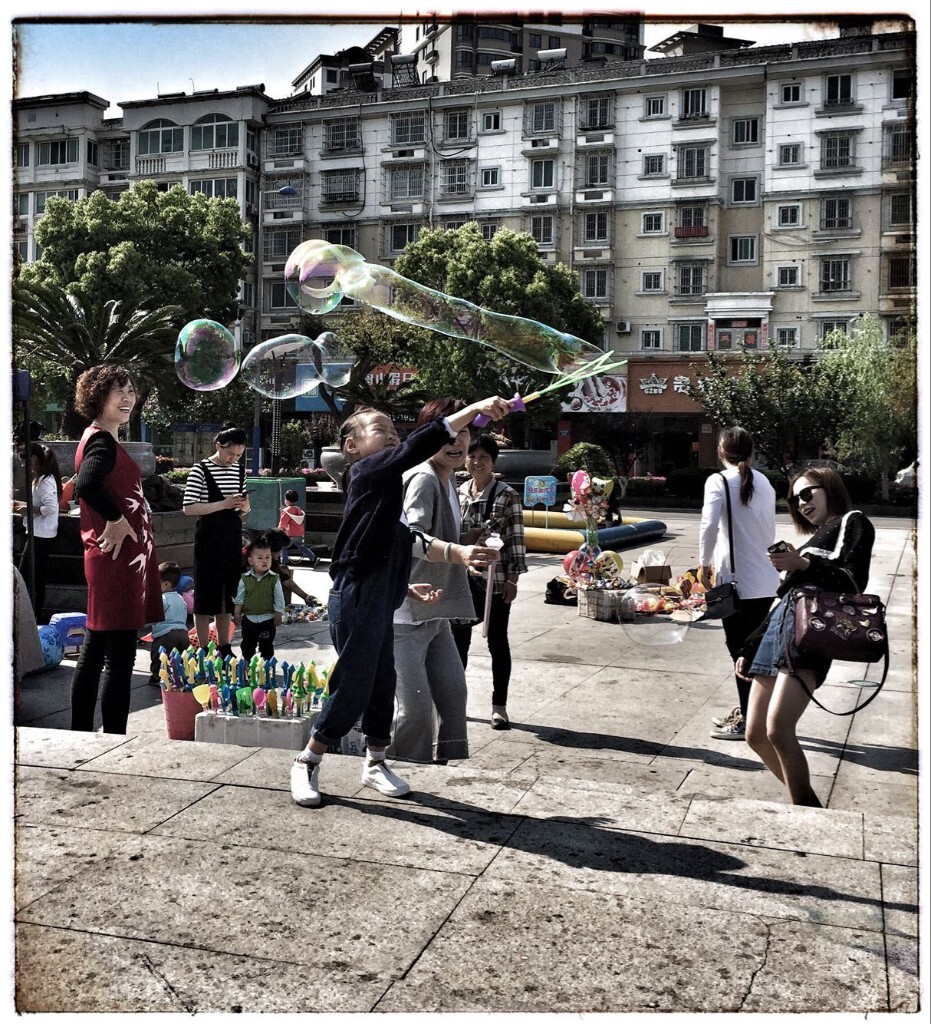 如果人生是一幅五彩斑斓的油画,童年则是画中最美的一笔；如果人生是一篇精彩绝伦的文章,而童年则是文章中最妙的语句；如果人生是一场无与伦比的电影,而童年则是电影中最令人回味无穷的片断。如果你把童年比作千千万万的事物，童年都是最美的一瞬间。五彩的童年