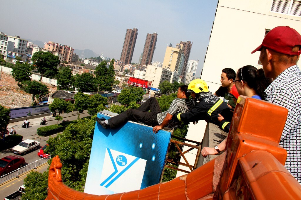 2014年5月30日，在浙江省舟山市定海区环城南路，一男子因为工资纠纷想跳楼轻生。经过消防人员和派出所民警劝解下最后被救下来了，