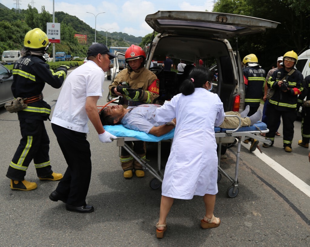 7月4日11时左右，位于舟山市定海区昌州大道青岭路段附近，一辆面包车与一辆货运拖拉机追尾。面包车驾驶员被困车内受伤严重，消防官兵紧急救援后将伤者送往医院。目前事故原因还在进一步调查中。<br />
