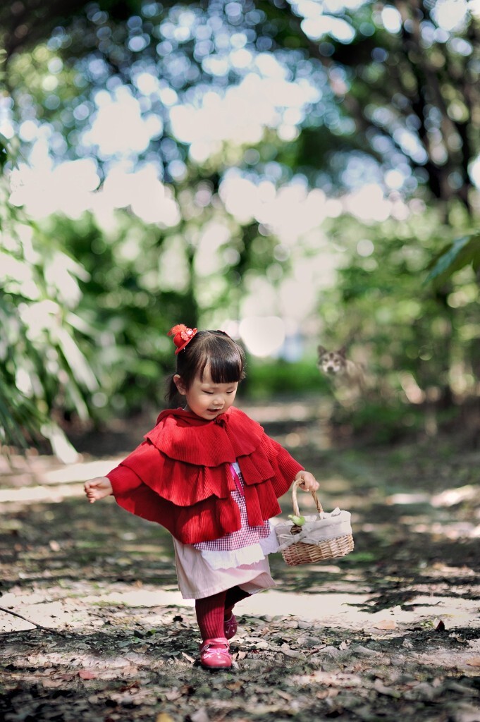 外婆送给小姑娘一顶用丝绒做的小红帽,戴在她的头上正好合适。于是大家便叫她“小红帽”。