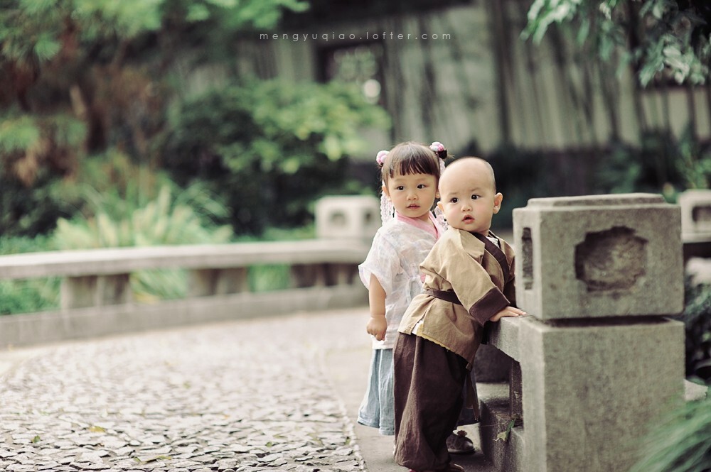 为了黄金屋和颜如玉，小芒果童鞋要努力读书了！<br />
{ 主角小芒果妹妹和打酱油的乔老板 }
