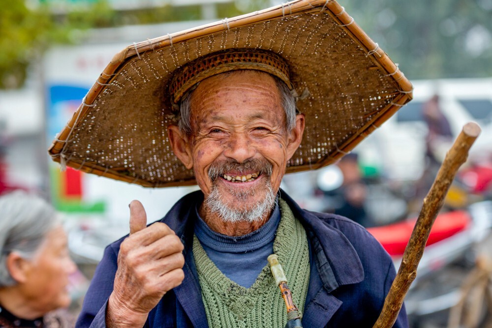 在集市上的老人
