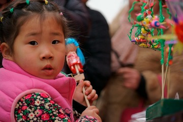 年集上的小妞妞