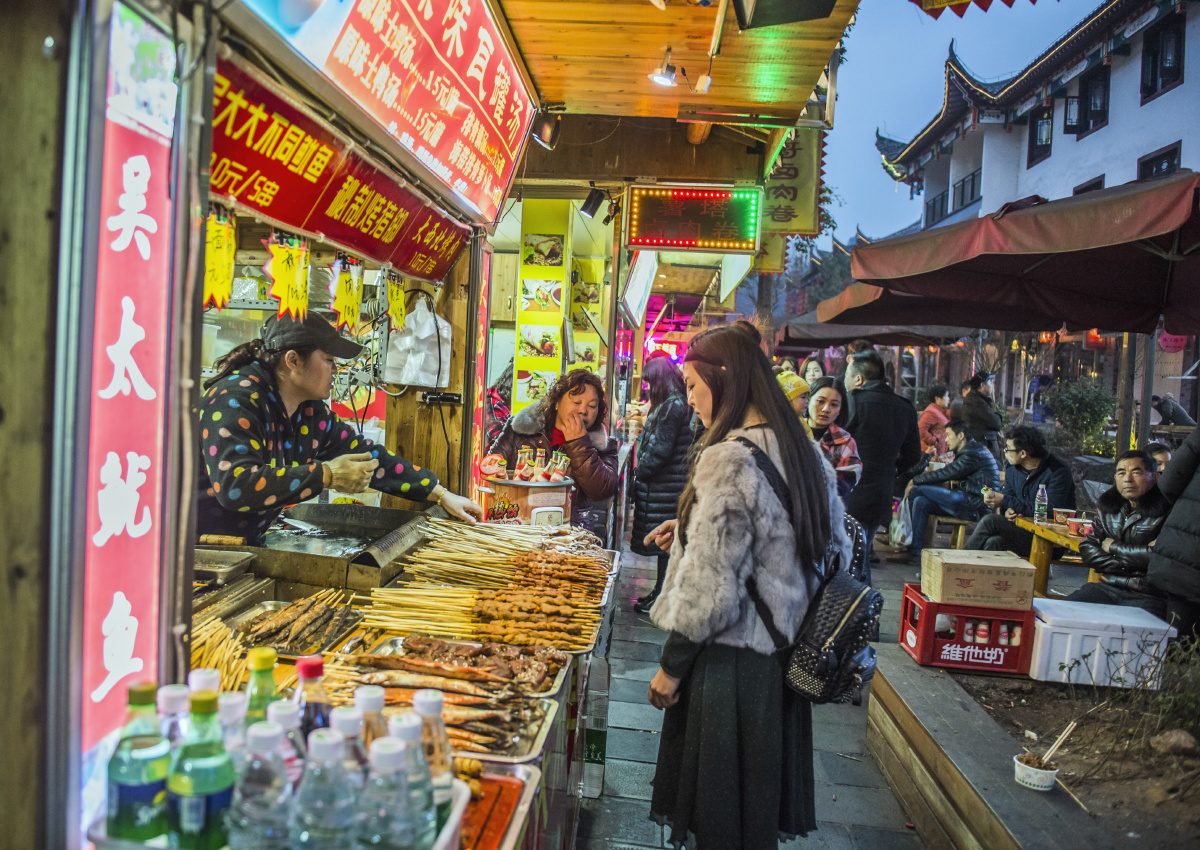 2月11日,具有现代气息的摩天轮在国家4a级景区恩施土家女儿城