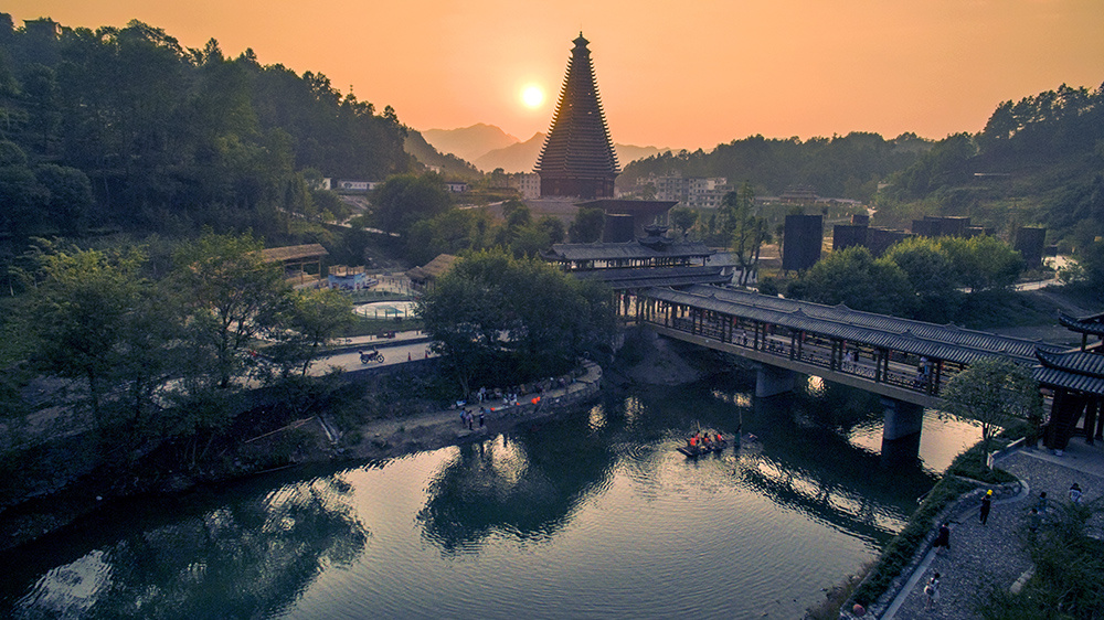 恩施夷水侗乡游客满坐