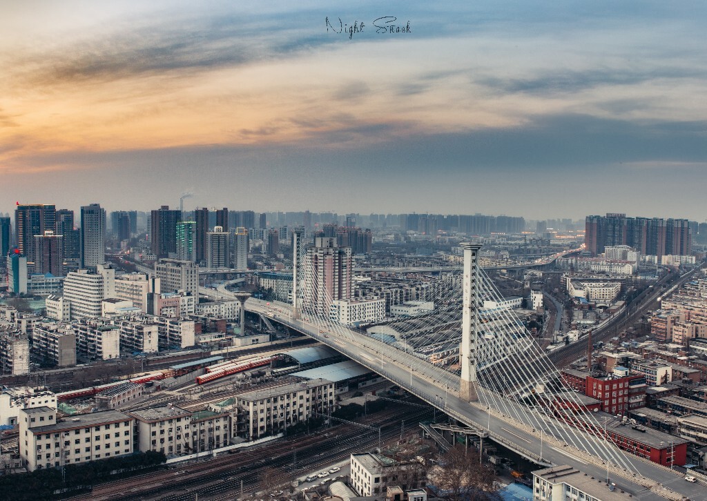 铁路和铁路桥<br />
这就是老城，不怎么好看的天和不怎么好看的桥。<br />
关于郑州，我知道的不多。