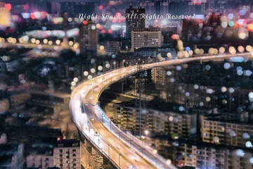 城市慷慨亮整夜光，如同少年不惧岁月长