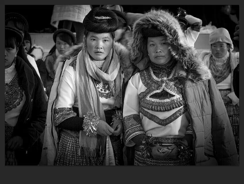 礼拜天人们就聚集在教堂周围唱歌跳舞，赞美生活。