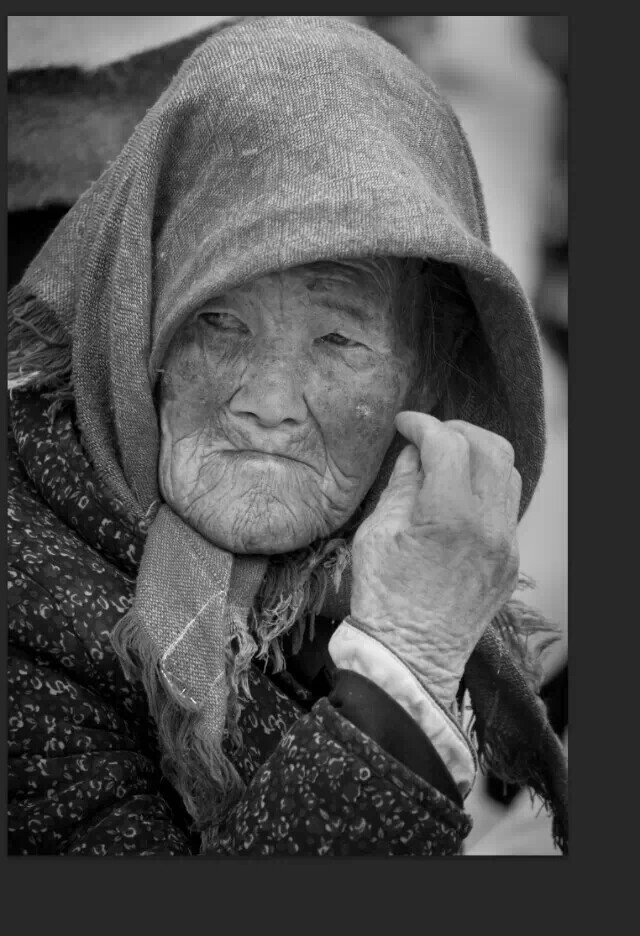 礼拜天人们就聚集在教堂周围唱歌跳舞，赞美生活。