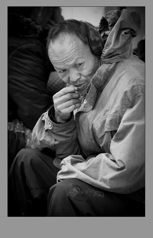 礼拜天人们就聚集在教堂周围唱歌跳舞，赞美生活。