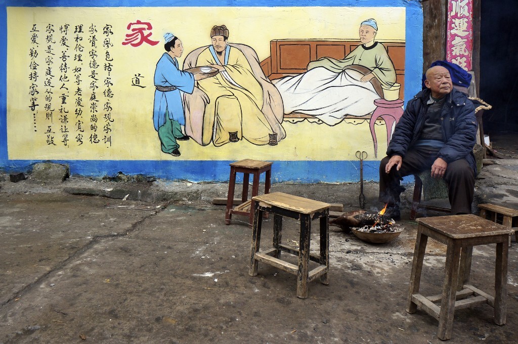 《内河街拆迁》组照三 门前烤火的老人 。