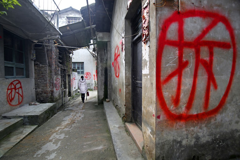 《内河街拆迁》组照六 家门口醒目的“拆”字 。
