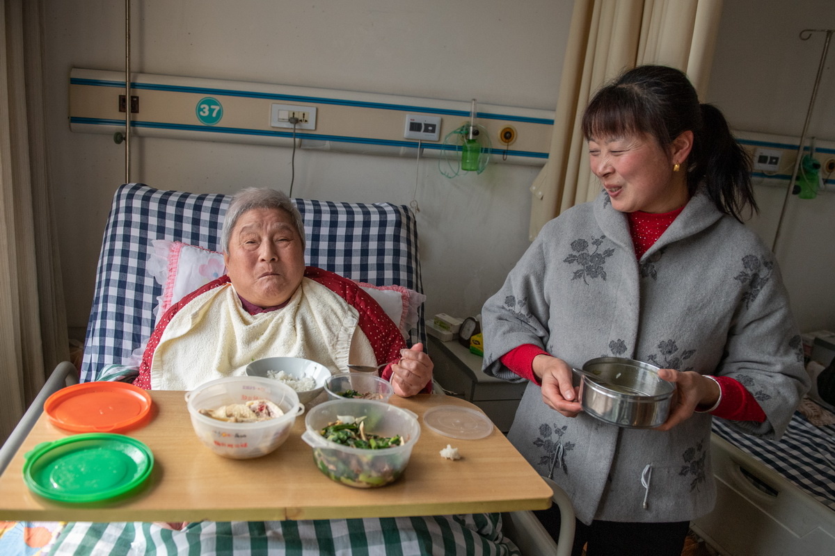 服务中心老年康复病房,为住院的80多位耄耋老人准备了可口的年夜饭