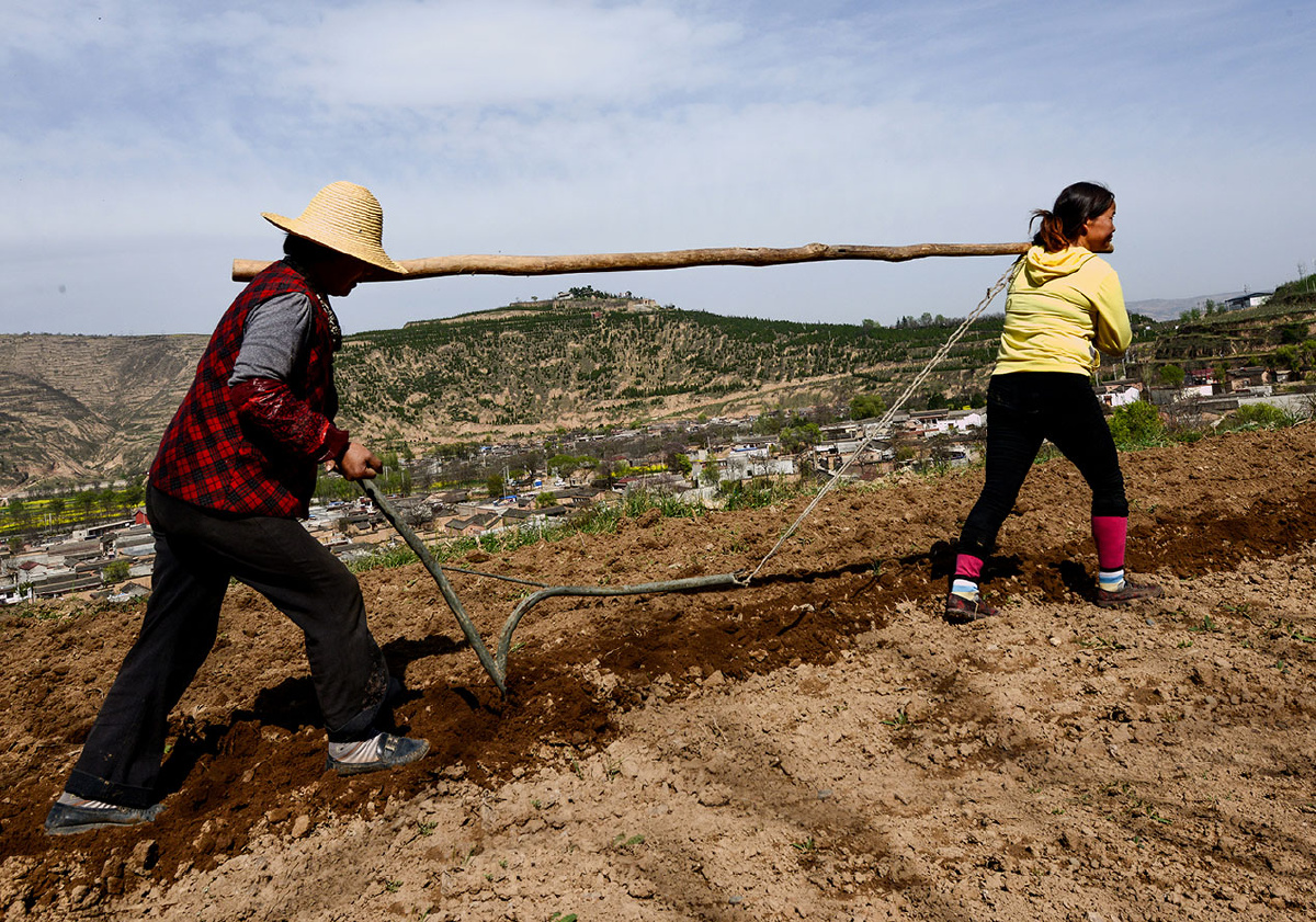 照片描述留守后的妇女二人抬