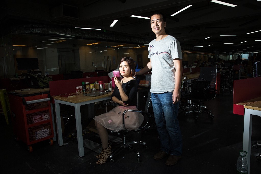 王杰与袁慧,HAX唯一中国团队,他们的产品Madada是一款能跟踪皮肤角质水分、紫外线情况等的口袋小镜子,而且还能远程自拍。目前他们入驻在HAX国际创客中心,进行为期三个月的硬件加速设计。