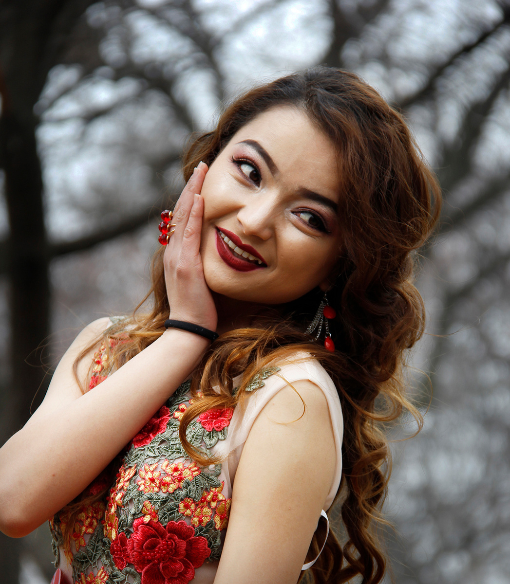 新疆伊宁县杏花姑娘