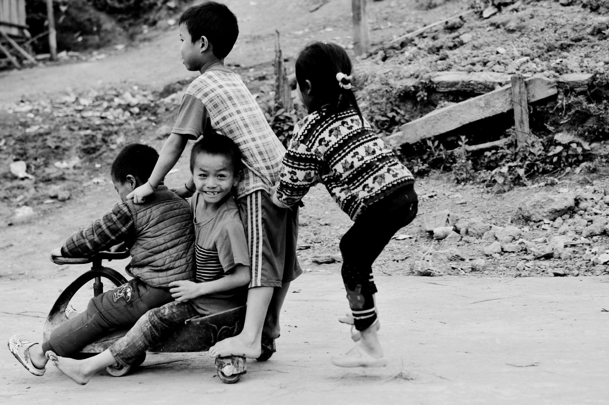 贫困山区儿童的玩具和游戏