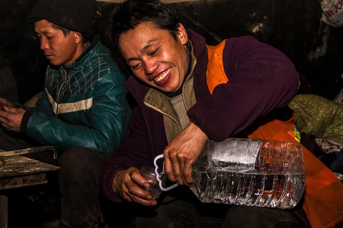 工人们在休息的时间娱乐喝酒.