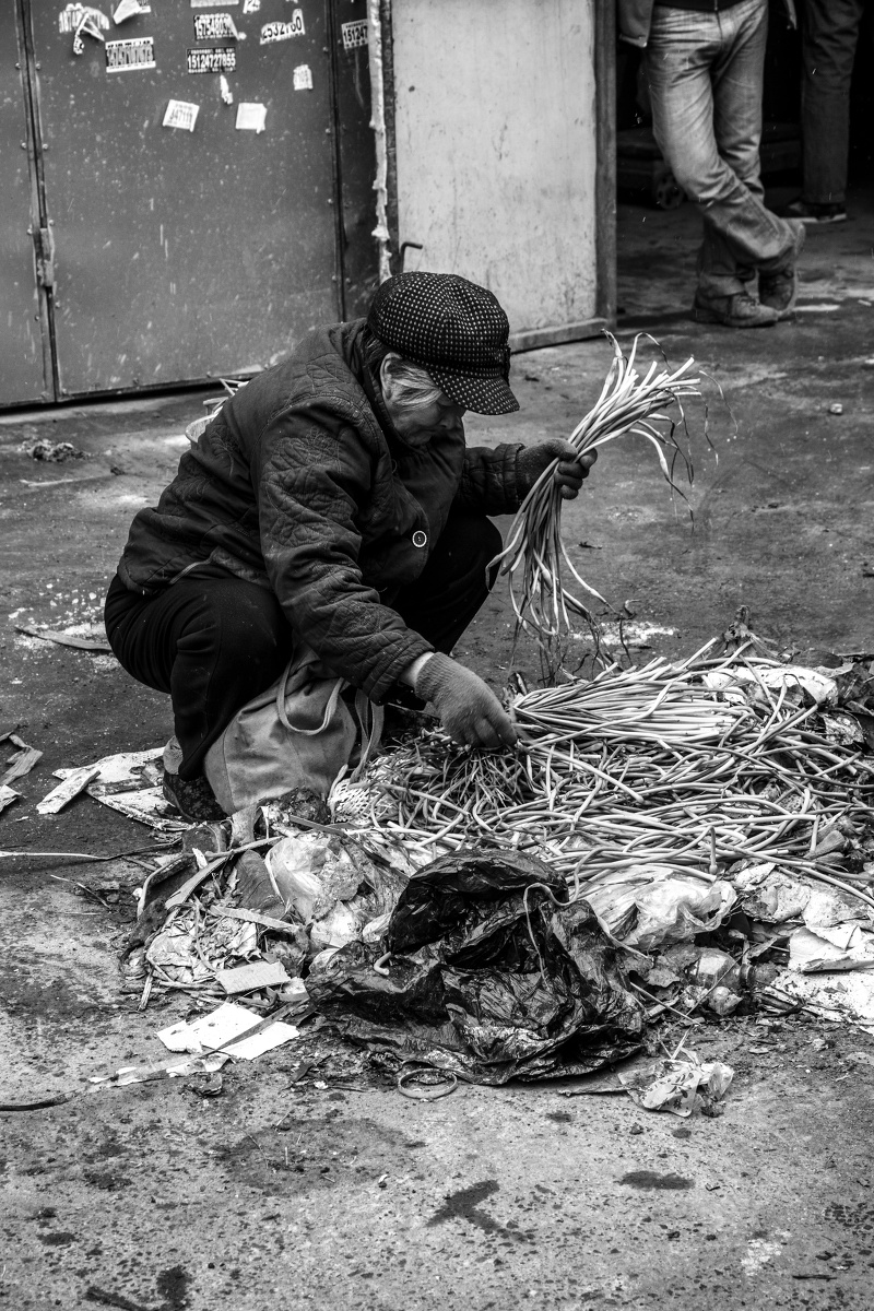 菜市场在捡菜的老人.