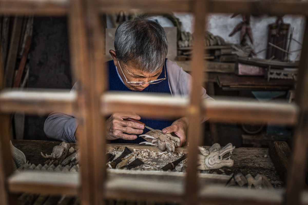 雕龙头的老匠人