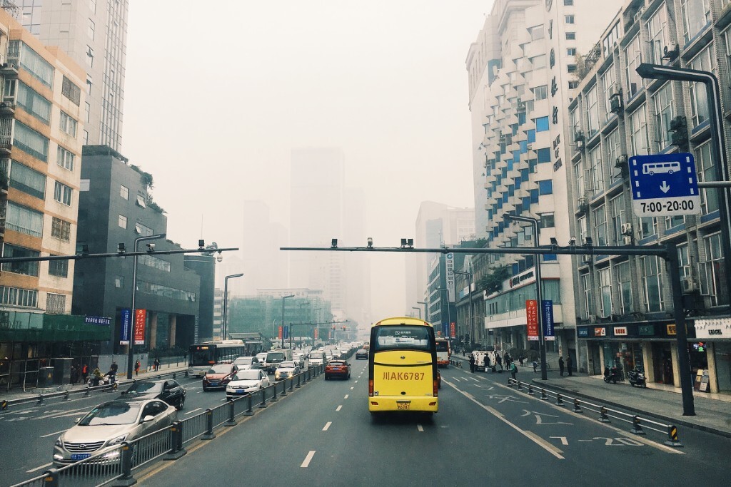 你看，<br />
我喜欢的人 <br />
坐在那辆车上。