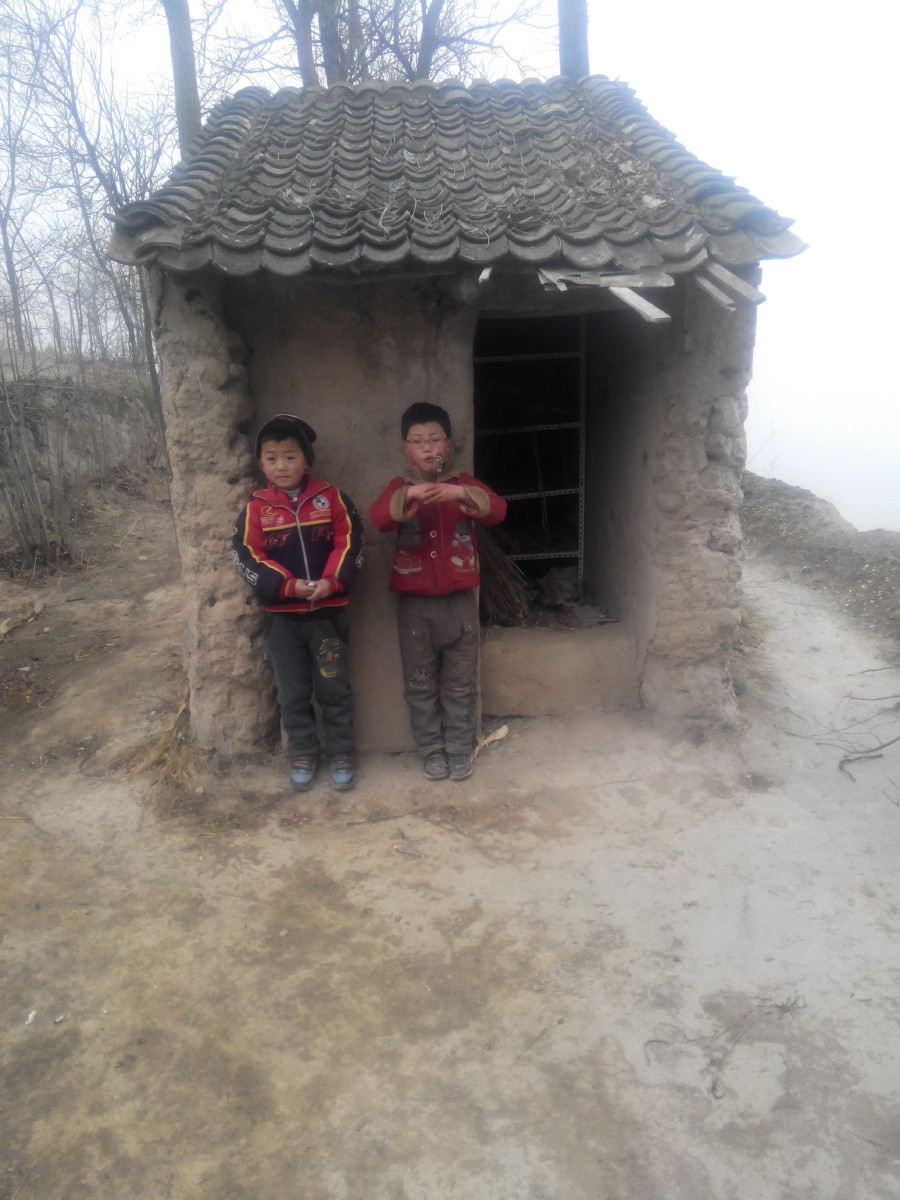 这是一个场房儿,有五六十年历史了,说来2008年汶川地震波及天水,许多