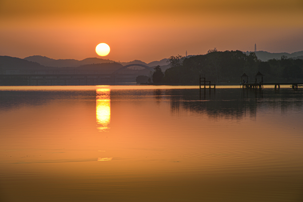 东方升起一轮红日 曾院平摄影