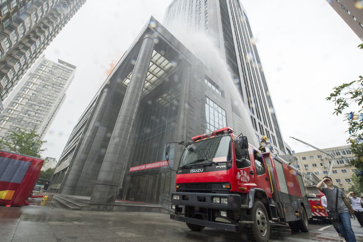 中建三局二公司总部大楼举行高层消防演练曾院平郭佑伟摄影
