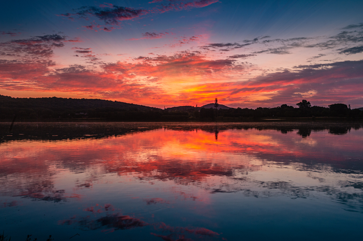 火烧云染红大东湖曾院平摄影
