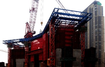 6武汉绿地中心工程主楼核心筒安装全顶钢模平台外景  曾院平摄影
