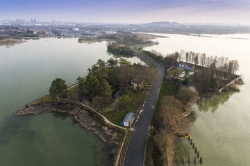 穿过湖心岛曾院平摄影