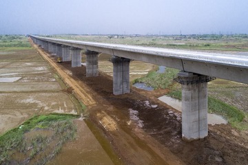 1 在建的高速铁路一景 曾院平摄影