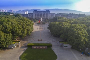 1. 华中科技大学正大门广场曾院平摄影