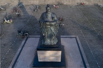 4.立在东九楼前的孔子塑像曾院平摄影